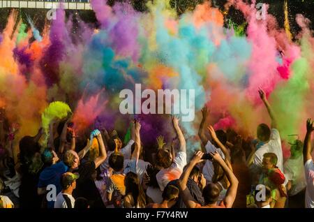 Migliaia di persone gettare polvere colorata in aria durante la Holi festival dei colori Agosto 17, 2013 a Wrocław, Polonia. Foto Stock