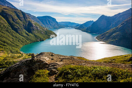 Guardando in giù al Lago Gjende Memurubu e nel Parco nazionale di Jotunheimen in Norvegia con Besseggen nella distanza Foto Stock