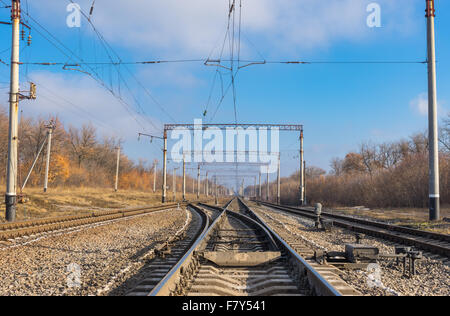 Ucraino paesaggio ferroviario a caduta stagione Foto Stock