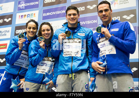 Israele. 3 dicembre, 2015. Italia medaglia d oro ITA 4X50m miscelata Medlay - Insidefoto Credito: Insidefoto/Alamy Live News Foto Stock