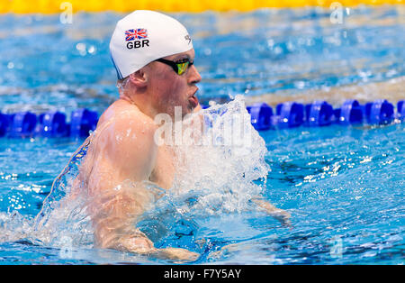 Israele. 3 dicembre, 2015. Adam TORBOSI GBR, Uomini 200m a rana si riscalda, Insidefoto Photo credit: Insidefoto/Alamy Live News Foto Stock