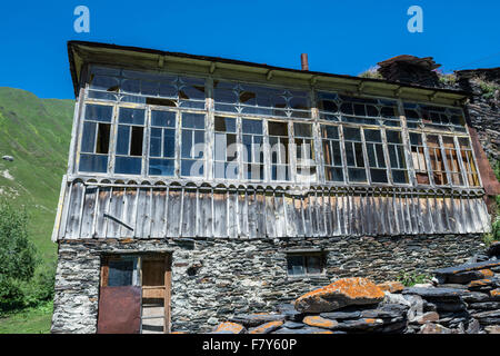 Casa in legno in Zhibiani - uno dei quattro villaggi di Ushguli comunità al fine di Enguri gorge, Svaneti superiore, Georgia Foto Stock