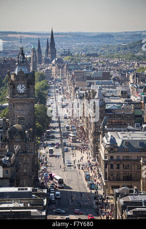 Estate su Princes Street da Calton Hill Edinburgh, Scozia. Foto Stock