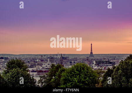 Incredibile tramonto estivo a Parigi, con la torre Eiffel silhouette contro il cielo arancione, Francia Foto Stock