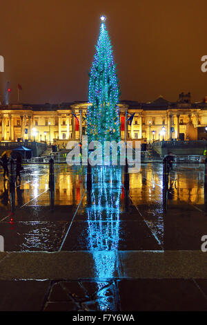 Londra, Regno Unito. 3 dicembre, 2015. La folla braved la minaccia pioggia per guardare l'illuminazione della Trafalgar Square albero di Natale a Londra. La struttura ad albero è un tradizionale dono del popolo della Norvegia. Credito: Paul Brown/Alamy Live News Foto Stock