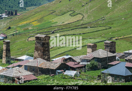 Zhibiani townlet - uno dei quattro villaggi di Ushguli comunità al fine di Enguri gorge, Svaneti superiore, Georgia Foto Stock
