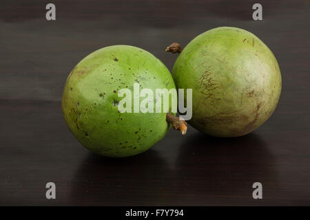 Frutta asiatica Sapote - su uno sfondo di legno Foto Stock