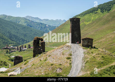 Torri Svan in villaggi di Ushguli comunità al fine di Enguri gorge, Svaneti superiore, Georgia Foto Stock