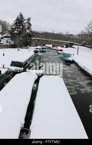 Froncysyllte nelle vicinanze del Llangollen canal congelati e chiatte in inverno Foto Stock