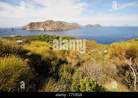 Isola di Lipari visto da Vulcanello, Vulcano, Isole Eolie, in Sicilia, Italia Foto Stock