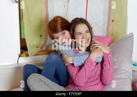 Le ragazze, avvolgente, amicizia, Alta Baviera Germania Foto Stock