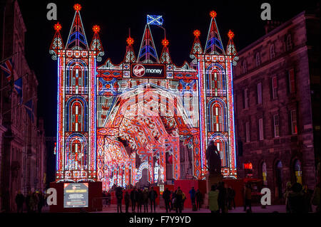 Edimburgo, Scozia, Regno Unito. 3 dicembre, 2015. Il Royal Mile di Edimburgo è stato illuminato da uno spettacolare show di luci per St Andrews giorno e fino alla vigilia di Natale. Il display è costituito da 26 arcate e 60.000 luci. Credito: Andrew Steven Graham/Alamy Live News Foto Stock