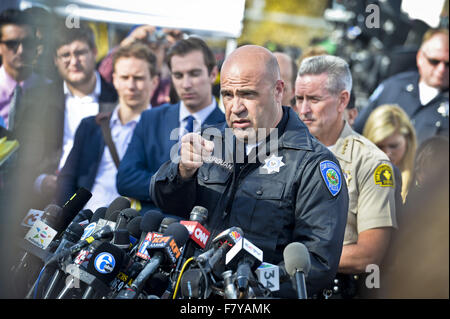 San Bernardino, in California, Stati Uniti d'America. 3 dicembre, 2015. San Bernardino del Dipartimento di Polizia di JARROD CAPO BURGUAN parla durante una conferenza stampa giovedì mattina su Waterman Ave vicino al sito di mercoledì in riprese di massa. Le autorità stanno indagando che cosa ha portato un paio di andare su un tiro rampage a servizi sociali center di San Bernardino, California, che ha lasciato 14 morti e altri 21 feriti. Credito: Stuart Palley/ZUMA filo/Alamy Live News Foto Stock