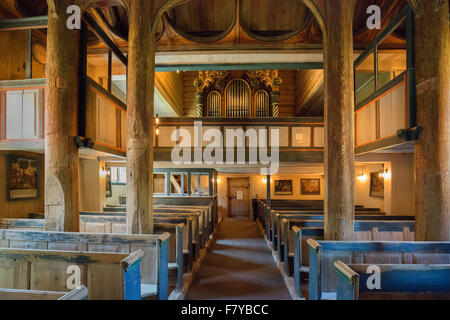 Interno della doga Lom chiesa in Oppland Norvegia centrale mostra il free standing doghe in legno supporto del tetto Foto Stock