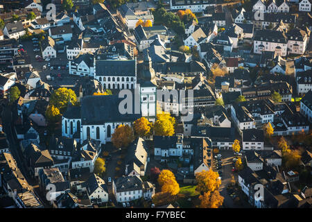 Attendorn centro con la chiesa parrocchiale di San Giovanni Battista, Attendorn, Sauerland, Nord Reno-Westfalia, Germania Foto Stock