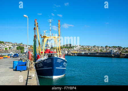 Un peschereccio per traino ormeggiati in porto a Newlyn, Cornwall, Regno Unito Foto Stock