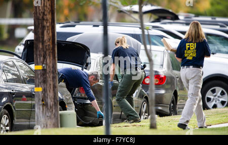 San Bernardino, in California, Stati Uniti d'America. 3 dicembre, 2015. Gli agenti FBI ricerca vicino gli aggressori di residenza in San Bernardino, in California, Dicembre 3, 2015. I due sospetti in Mercoledì in massa le riprese a San Bernardino città del sud della California sono stati pesantemente armati, la polizia ha detto giovedì. Credito: Yang Lei/Xinhua/Alamy Live News Foto Stock