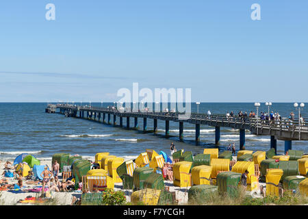 La spiaggia e il molo, Binz, Rügen, Meclemburgo-Pomerania, Germania Foto Stock