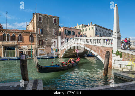 Gondola sul Ponte delle Guglie e Ponte di Cannaregio, Canale di Cannaregio, Cannaregio, Venezia, Veneto, Italia Foto Stock