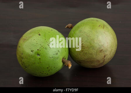 Frutta asiatica Sapote - su uno sfondo di legno Foto Stock