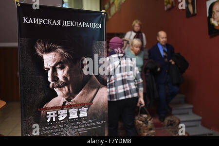 Mosca, Russia. 3 dicembre, 2015. La gente a piedi passato il poster del film "Dichiarazione del Cairo" nel filmato Home, Mosca, Russia, su dicembre 3, 2015. Film cinese " Dichiarazione del Cairo' viene rilasciato sullo schermo qui il giovedì, attraendo i locali da raffigurante una pietra miliare durante la Seconda Guerra Mondiale. © Dai Tianfang/Xinhua/Alamy Live News Foto Stock