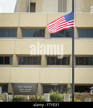 Laguna Niguel, California, Stati Uniti d'America. 3 dicembre, 2015. Uno dei due flag può essere visto nella foto al entrata del Chet Holifield Edificio Federale in Laguna Niguel (Orange County) come si vola a metà del personale a seguito di un periodo di nazionale di lutto da ordinato dal presidente degli Stati Uniti Barack Obama. ------- Il giovedì mattina, il Presidente Usa Barack Obama ha ordinato la nazione bandiere per volare a metà del personale di onorare le vittime e le famiglie del San Bernardino riprese di massa che ha avuto luogo il mercoledì 2 dicembre 2015 all'Entroterra Centro Regionale di San Bernardino. La seguente è una trascrizione parziale il bianco Foto Stock