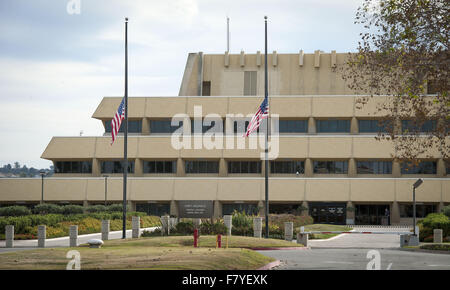 Laguna Niguel, California, Stati Uniti d'America. 3 dicembre, 2015. Due bandiere all'ingresso del Chet Holifield Edificio Federale in Laguna Niguel (Orange County) volare a metà del personale a seguito di un periodo di nazionale di lutto ordinato dal presidente degli Stati Uniti Barack Obama. ------- Il giovedì mattina, il Presidente Usa Barack Obama ha ordinato la nazione bandiere per volare a metà del personale di onorare le vittime e le famiglie del San Bernardino riprese di massa che ha avuto luogo il mercoledì 2 dicembre 2015 all'Entroterra Centro Regionale di San Bernardino. La seguente è una trascrizione parziale la Casa Bianca ha rilasciato per iscritto il giovedì mattina Foto Stock