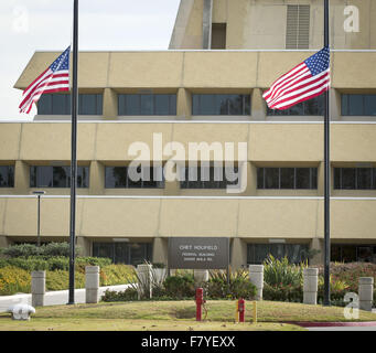 Laguna Niguel, California, Stati Uniti d'America. 3 dicembre, 2015. Due bandiere all'ingresso del Chet Holifield Edificio Federale in Laguna Niguel (Orange County) volare a metà del personale a seguito di un periodo di nazionale di lutto ordinato dal presidente degli Stati Uniti Barack Obama. ------- Il giovedì mattina, il Presidente Usa Barack Obama ha ordinato la nazione bandiere per volare a metà del personale di onorare le vittime e le famiglie del San Bernardino riprese di massa che ha avuto luogo il mercoledì 2 dicembre 2015 all'Entroterra Centro Regionale di San Bernardino. La seguente è una trascrizione parziale la Casa Bianca ha rilasciato per iscritto il giovedì mattina Foto Stock