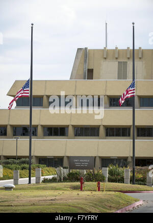 Laguna Niguel, California, Stati Uniti d'America. 3 dicembre, 2015. Due bandiere all'ingresso del Chet Holifield Edificio Federale in Laguna Niguel (Orange County) volare a metà del personale a seguito di un periodo di nazionale di lutto ordinato dal presidente degli Stati Uniti Barack Obama. ------- Il giovedì mattina, il Presidente Usa Barack Obama ha ordinato la nazione bandiere per volare a metà del personale di onorare le vittime e le famiglie del San Bernardino riprese di massa che ha avuto luogo il mercoledì 2 dicembre 2015 all'Entroterra Centro Regionale di San Bernardino. La seguente è una trascrizione parziale la Casa Bianca ha rilasciato per iscritto il giovedì mattina Foto Stock