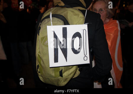 Berlino, Germania. 3 dicembre, 2015. Manifestazione contro il tedesco un intervento militare in Siria. Foto Stock
