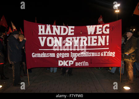 Berlino, Germania. 3 dicembre, 2015. Manifestazione contro il tedesco un intervento militare in Siria. "Giù le mani dalla Siria - Insieme contro l imperialismo e la guerra" Foto Stock