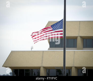 Laguna Niguel, California, Stati Uniti d'America. 3 dicembre, 2015. Uno dei due flag può essere visto nella foto al entrata del Chet Holifield Edificio Federale in Laguna Niguel (Orange County) come si vola a metà del personale a seguito di un periodo di nazionale di lutto da ordinato dal presidente degli Stati Uniti Barack Obama. ------- Il giovedì mattina, il Presidente Usa Barack Obama ha ordinato la nazione bandiere per volare a metà del personale di onorare le vittime e le famiglie del San Bernardino riprese di massa che ha avuto luogo il mercoledì 2 dicembre 2015 all'Entroterra Centro Regionale di San Bernardino. La seguente è una trascrizione parziale il bianco Foto Stock