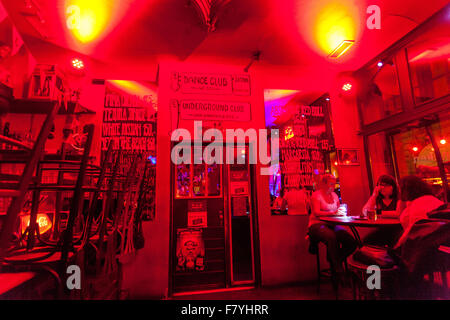 Chapeau Rouge bar discoteca, vicino a Piazza della Città Vecchia. Praga Repubblica Ceca Europa Foto Stock