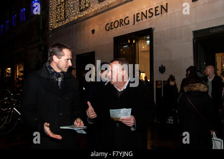 Copenhagen, Danimarca, Dicembre 3rd, 2015. PM danese Lars Loekke Rasmussen,e il ministro degli Esteri, Kristian Jensen, colloqui durante il loro ultimo minuto visita alla principale strada dello shopping di Copenaghen dove si incontrano gli elettori prima stazione sondaggi chiude alle 20.00 H. Credito: OJPHOTOS/Alamy Live News Foto Stock