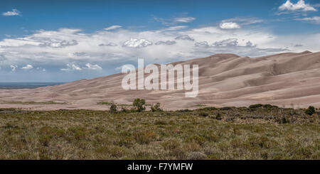 Grandi dune di sabbia del Parco Nazionale in estate con il cielo blu e nuvole bianche Foto Stock