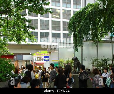 Una statua di Hachiko, un cane Akita famoso per essere così fedeli al master è un luogo di ritrovo in Shibuya, Tokyo, Giappone. Foto Stock