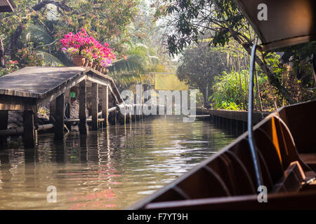 Una campagna tailandese canale irrigatorio visto da una barca nella provincia di Ratchaburi, Thailandia Foto Stock