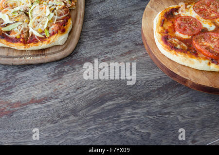 Pizze dettagli su sfondo di legno - PRODOTTI ALIMENTARI Foto Stock