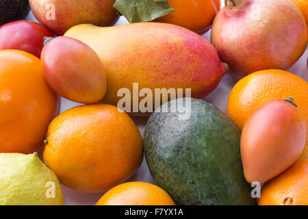 Frutta e verdura closeup - cibo macro / closeup di arance, avocado, mango, pomodoro, kaki, Apple, Foto Stock