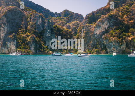 Le maestose scogliere di Phi Phi Island paradiso tropicale, Thailandia, in estate Foto Stock