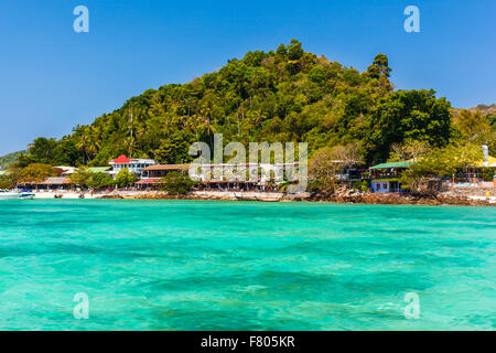 Un'isola tropicale in Thailandia vith una vibrante azzurro mare Foto Stock