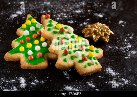 Pan di zenzero biscotti di Natale su sfondo scuro Foto Stock