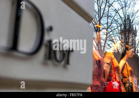 Dior negozio di lusso segno in via Parizska Praga, Città Vecchia, Repubblica Ceca Foto Stock