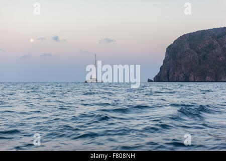 Le scogliere vicino a Maya Beach, in Thailandia, fotografato a destra prima del sorgere del sole Foto Stock