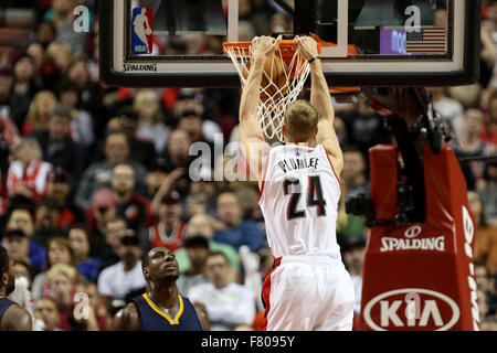 Portland, Oregon, Stati Uniti d'America. 3 dicembre, 2015. MASON PLUMLEE (24) schiacciate la palla. Il Portland Trail Blazers hosted Indiana Pacers presso il Centro Moda. Foto di David M. Blair Credito: David Blair/ZUMA filo/Alamy Live News Foto Stock