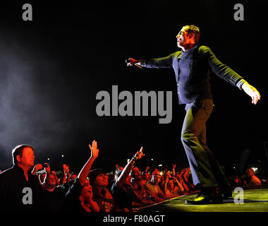 File. 3 dicembre, 2015. SCOTT WEILAND, meglio conosciuto come il cantante per Stone Temple Pilots e Velvet Revolver ha 'passato lontano nel suo sonno durante una tappa del tour in Bloomington, Minnesota." Il cantante girato 48 su Ott. 27. Weiland a lungo sofferto da abuso di sostanze problemi. Nella foto: 19 Ott 2010 - Raleigh, North Carolina, Stati Uniti d'America - cantante Scott Weiland della band Stone Temple Pilots suona dal vivo come loro 2010 tour farà tappa al Raleigh anfiteatro boutique situato nel centro di Raleigh. (Credito Immagine: © Jason Moore/ZUMApress. Credito: ZUMA Press, Inc./Alamy Live News Foto Stock