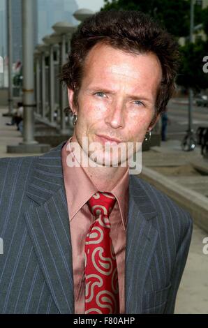 File. 3 dicembre, 2015. SCOTT WEILAND, meglio conosciuto come il cantante per Stone Temple Pilots e Velvet Revolver ha 'passato lontano nel suo sonno durante una tappa del tour in Bloomington, Minnesota." Il cantante girato 48 su Ott. 27. Weiland a lungo sofferto da abuso di sostanze problemi. Nella foto: 8 luglio 2004 - Los Angeles, California, USA - Scott Weiland Lascia Los Angeles Corte comunale, dove è comparso davanti al giudice per il 2003 violazione della sua libertà vigilata su oneri DUI. © Globo foto/ZUMAPRESS. Credito: ZUMA Press, Inc./Alamy Live News Foto Stock