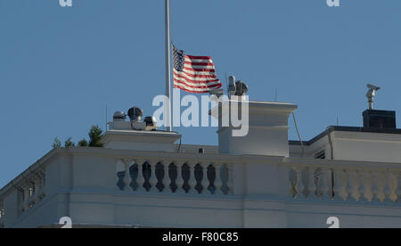 Washington, DC, Stati Uniti d'America. 3 dicembre, 2015. La Casa Bianca ha rilasciato un ordine di battere la bandiera americana a metà del personale in onore delle vittime del San Bernardino di ripresa. in Washington, DC, Stati Uniti, giovedì 3 dicembre, 2015. La polizia dice almeno 14 persone sono state uccise, 17 ferito in un reparto di salute festa. Credito: Olivier Douliery/Piscina via CNP - nessun filo SERVICE - Credit: dpa/Alamy Live News Foto Stock