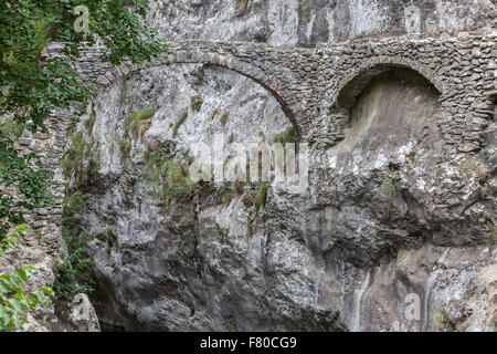 Il vecchio ponte di Saorge. Saorge è una bellissima città medievale nel dipartimento delle Alpi Marittime nel sud-est della Francia. Foto Stock