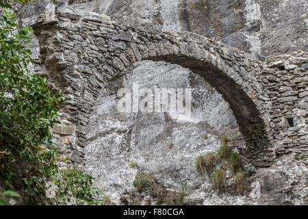 Il vecchio ponte di Saorge. Saorge è una bellissima città medievale nel dipartimento delle Alpi Marittime nel sud-est della Francia. Foto Stock